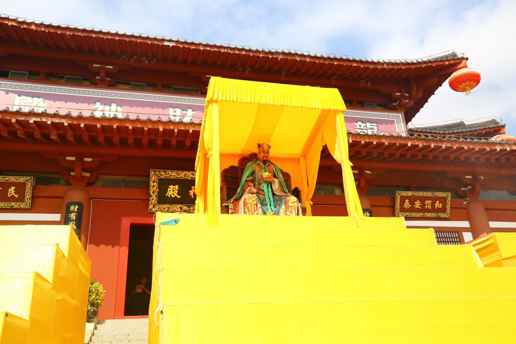 2月8日，工作人員在三亞南山迎財(cái)神廟會(huì)活動(dòng)準(zhǔn)備就緒1。