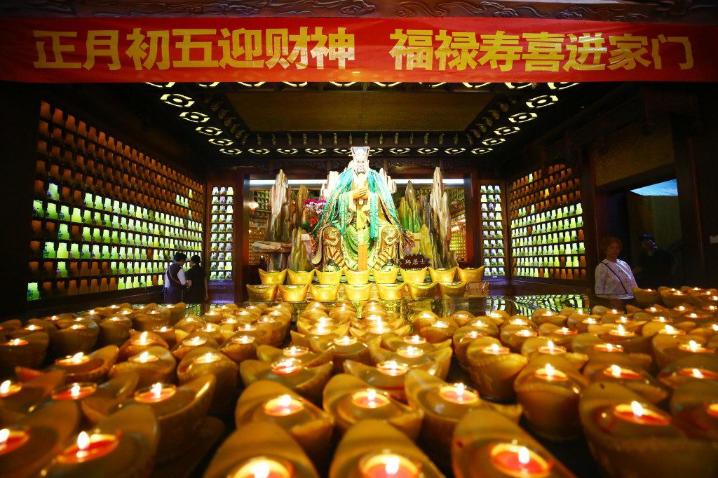 2月8日，工作人員在三亞南山迎財(cái)神廟會(huì)活動(dòng)準(zhǔn)備就緒2。