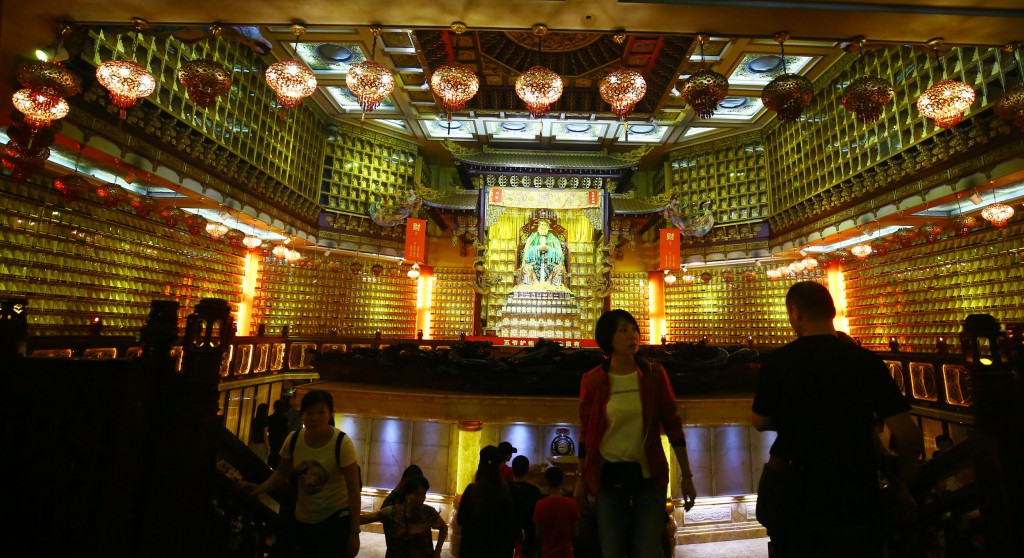 2月8日，工作人員在三亞南山迎財(cái)神廟會(huì)活動(dòng)準(zhǔn)備就緒3。