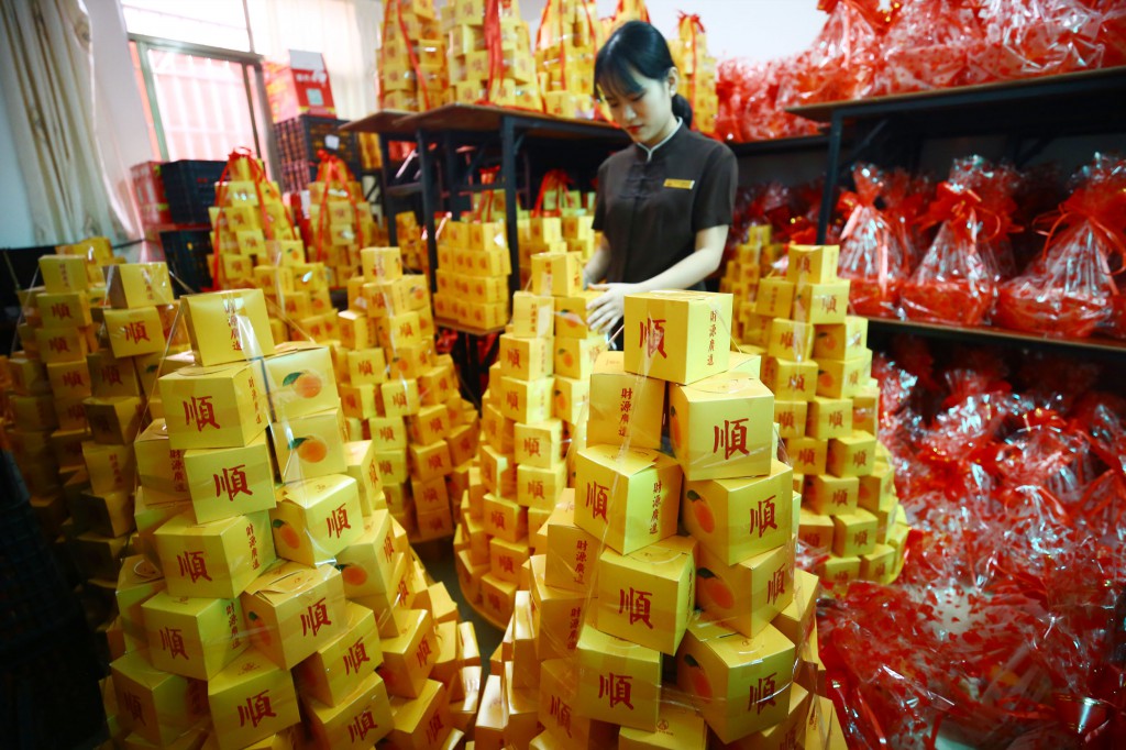 2月8日，工作人員在三亞南山迎財(cái)神廟會(huì)活動(dòng)中準(zhǔn)備擺放水果1。