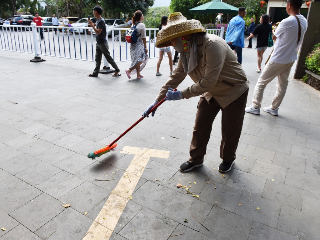 2月9日年初五，春節期間，亞龍灣熱帶天堂森林旅游區環衛工堅守在工作崗位上，每天把園區的環境衛生打掃得干干凈凈，讓中外游客有個整潔、舒適、衛生的旅游環境。（黃慶優攝） (1)