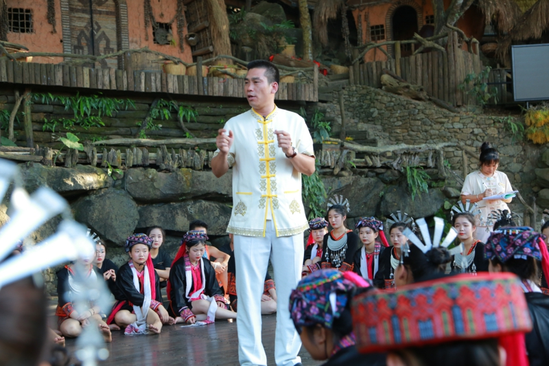 8、檳榔谷景區總經理吉貴與員工在一起(1)