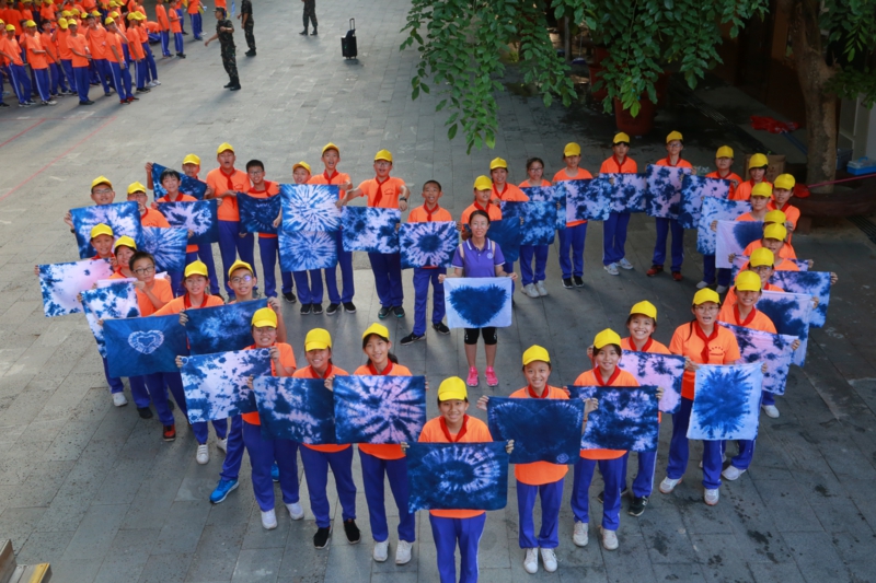 2、同學們展示“扎染”作品(1)