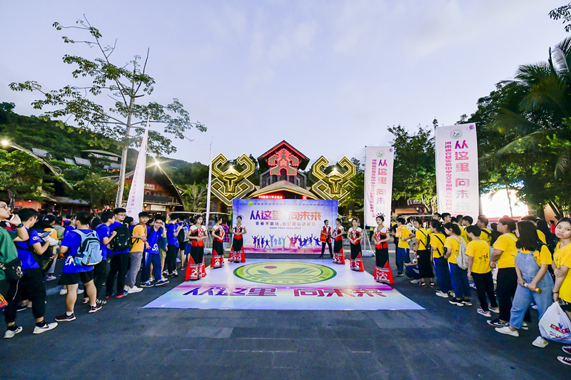 2、海南省農墾實驗中學高中畢業生在景區三月三廣場參加主題活動 2、海南省農墾實驗中學高中畢業生在景區三月三廣場參加主題活動