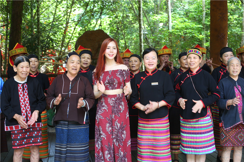 4、馬來西亞網(wǎng)紅Serene Khoo Lik Yen與阿婆深情演唱海南經(jīng)典民歌《久久不見久久見》