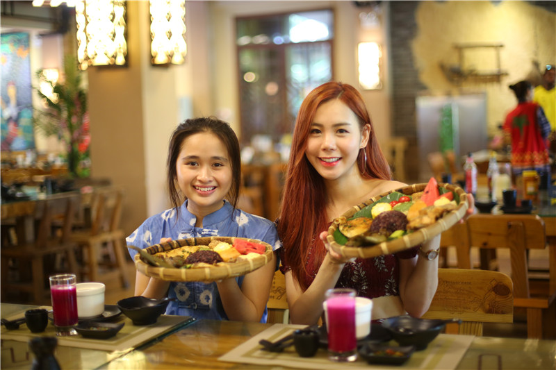 11、馬來西亞、印度尼西亞網(wǎng)紅推薦黎族特色美食“簸箕餐”