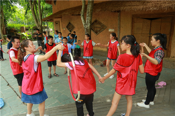 7、家長和孩子們在”一圈到底“游戲中開心互動