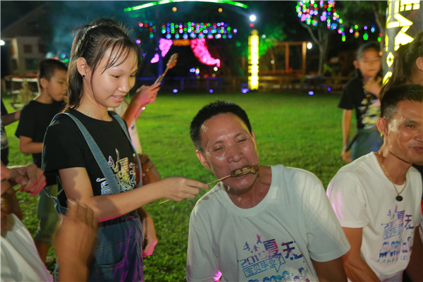 5、同學(xué)們親手烤制美食給家長品嘗