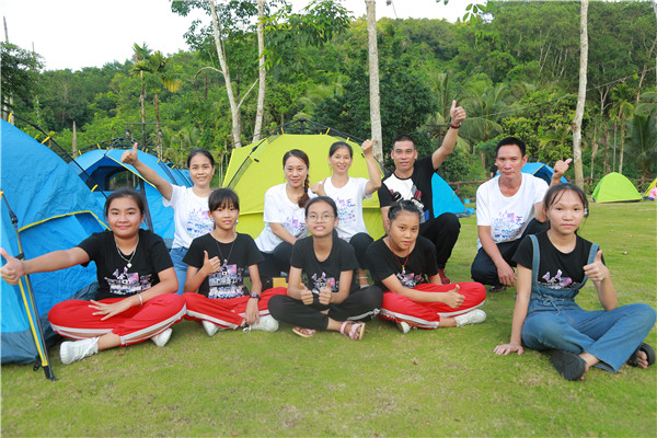 8、同學(xué)們和家長在搭建好的帳篷前合影