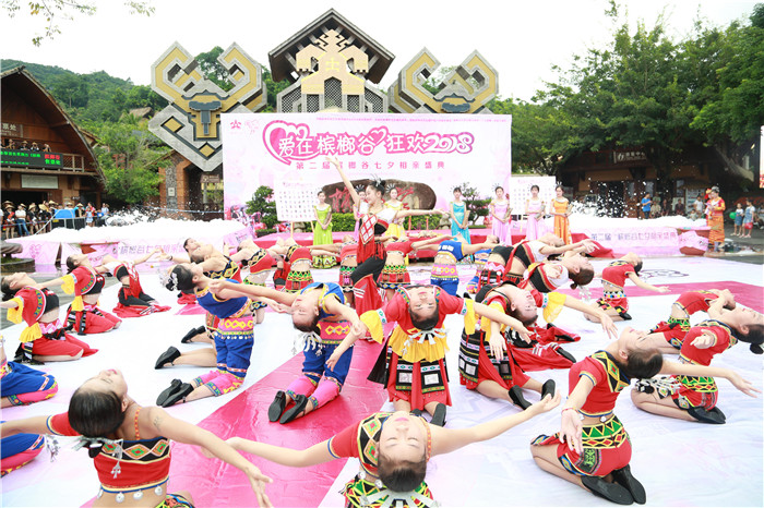 1、往屆七夕相親盛典開幕式，現(xiàn)場熱烈歡快的舞蹈