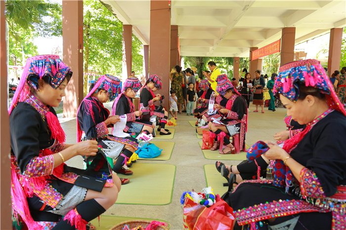 6、檳榔谷特色民族文創產品亮相嬉水節 將“非遺”帶回家