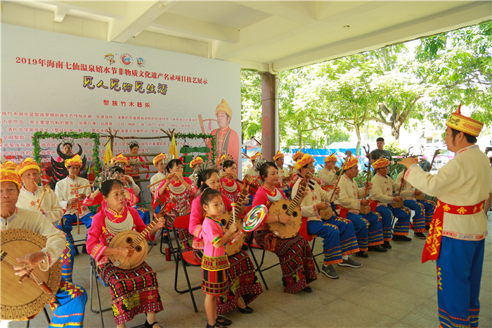 4、檳榔谷特色民族文創產品亮相嬉水節 將“非遺”帶回家
