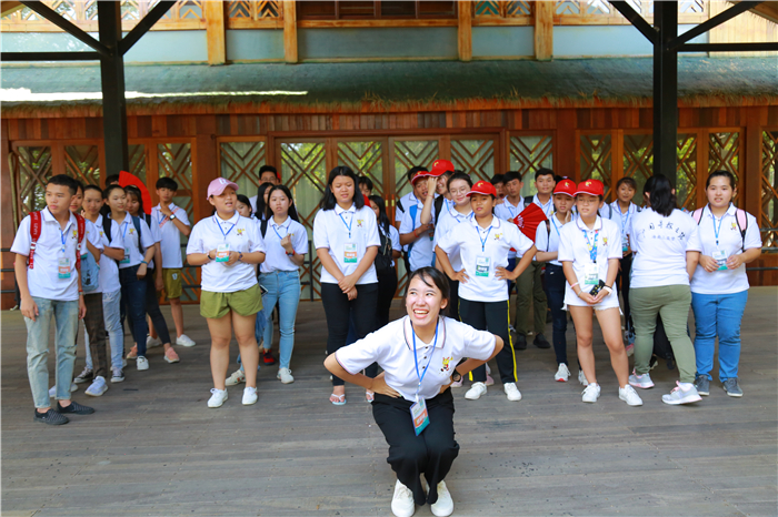 1、柬埔寨華裔青少年走進檳榔谷 “中國尋根之旅”探尋黎苗風情