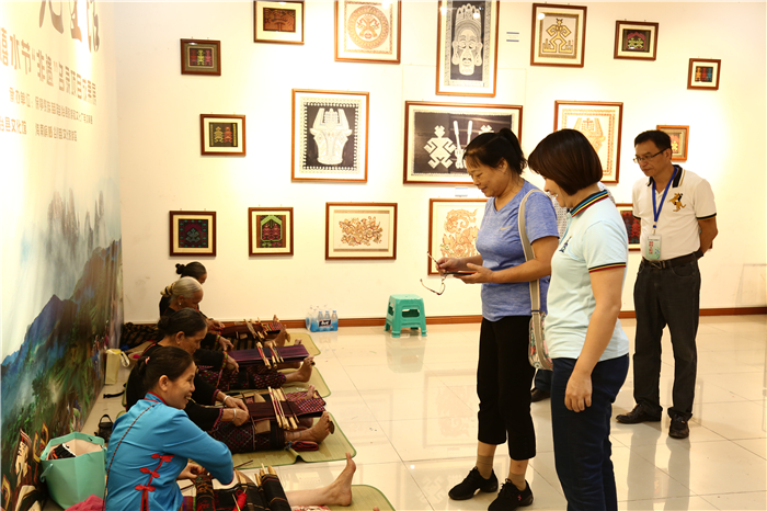 10、檳榔谷特色民族文創產品亮相嬉水節 將“非遺”帶回家