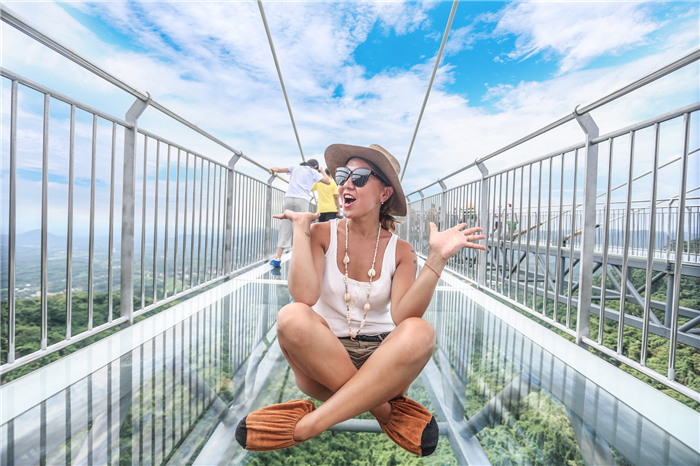 小圖:哈薩克斯坦游客挑戰哇哎嚕玻璃觀景平臺 小圖:哈薩克斯坦游客挑戰哇哎嚕玻璃觀景平臺