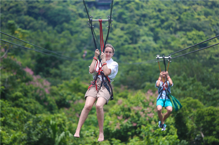 小圖：俄羅斯游客體驗高空滑索