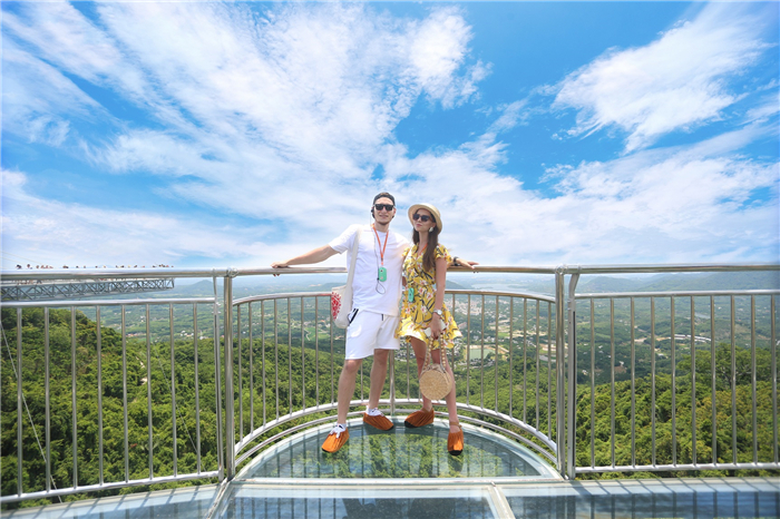 小圖:烏克蘭情侶游客于哇哎嚕玻璃觀景平臺幸福合影 小圖:烏克蘭情侶游客于哇哎嚕玻璃觀景平臺幸福合影