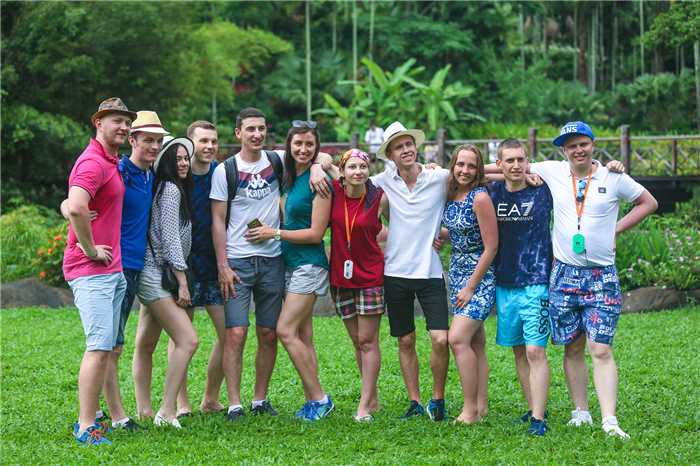 小圖:俄羅斯游客在濕地景觀區開心合影 小圖:俄羅斯游客在濕地景觀區開心合影