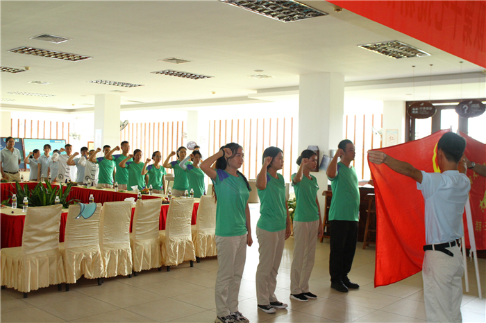 支教隊員們面向黨旗、隊旗宣誓