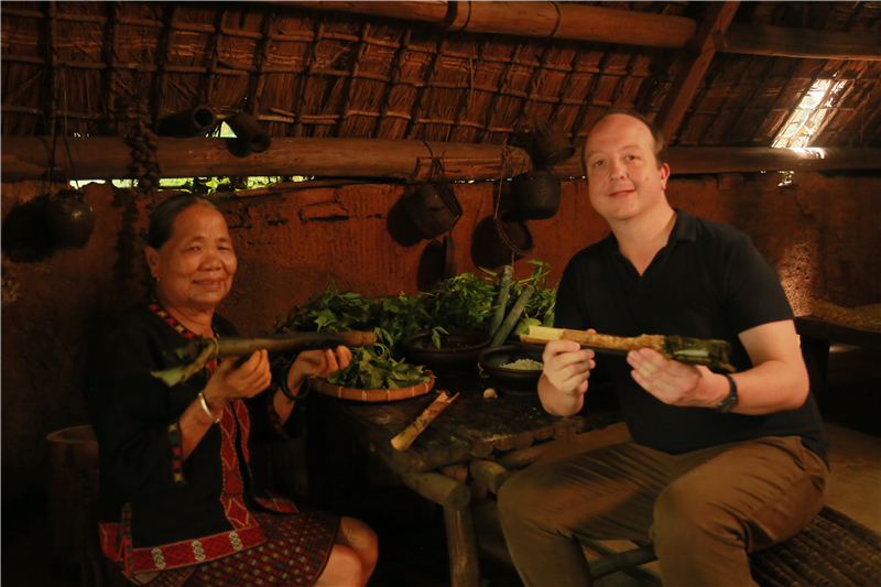 9、《發現三亞》旅游大片登陸歐洲 檳榔谷盡顯獨特民族風情