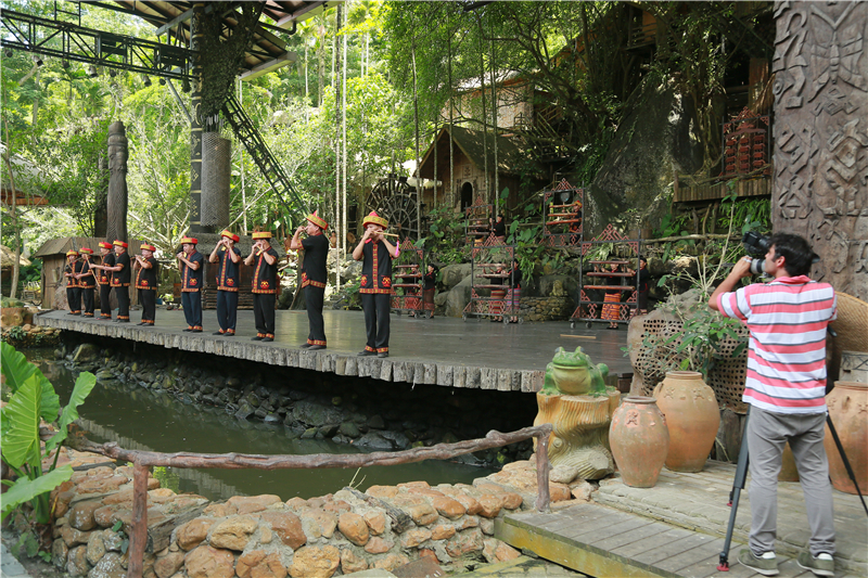 1、《發現三亞》旅游大片登陸歐洲 檳榔谷盡顯獨特民族風情