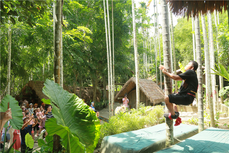 2、《發現三亞》旅游大片登陸歐洲 檳榔谷盡顯獨特民族風情