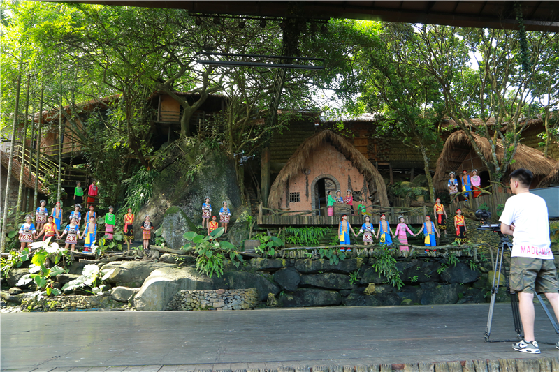 7、央視在檳榔谷錄制《我和我的祖國》56個民族同唱一首歌