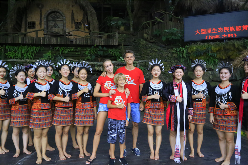 6、白俄羅斯旅游達人與黎家阿妹親切合影