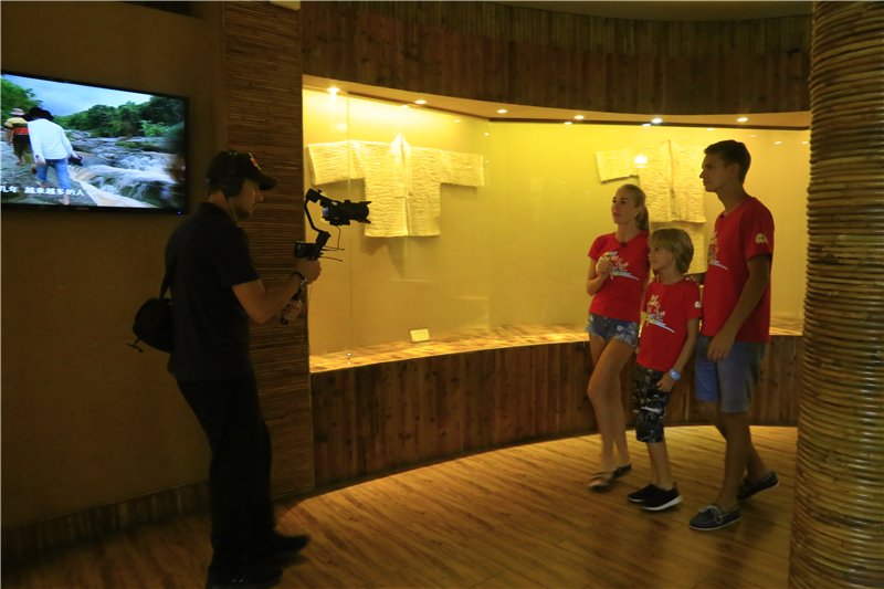 1、白俄羅斯旅游達人在景區展館中參觀黎族紡織技藝