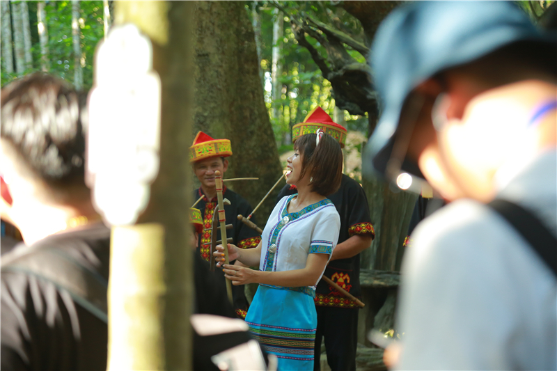 4、外國學徒學習吹奏黎族竹木樂器