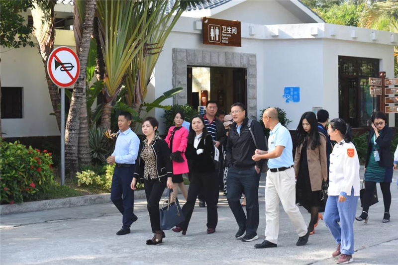 專家團一行考察標識導向系統 專家團一行考察標識導向系統