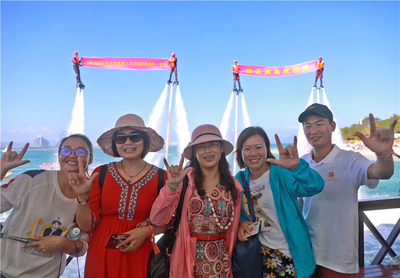 獲獎教師、教師觀看蜈支洲島海上表演并合影留念 獲獎教師、教師觀看蜈支洲島海上表演并合影留念