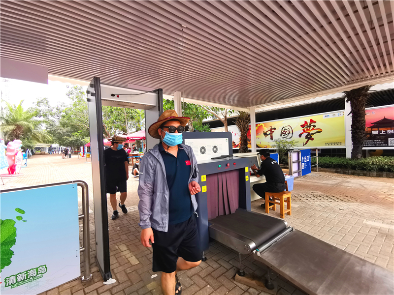 游客依次安檢入園 游客依次安檢入園