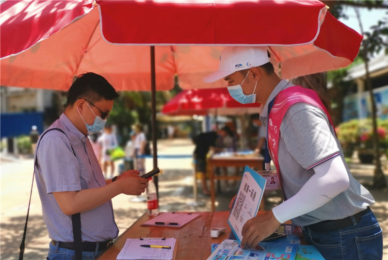 游客進行健康碼驗證 游客進行健康碼驗證