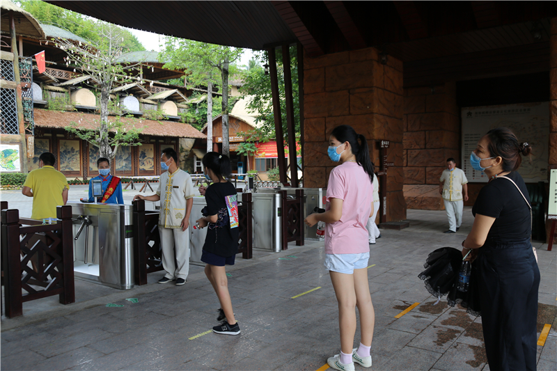 2、游客有序排隊(duì)入園