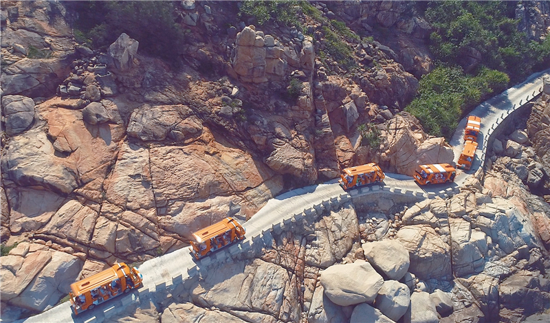 新人們乘坐電瓶車環島觀光（2）