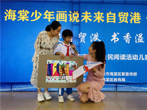 《貨船能源區》里，椰子樹可以變成能源，這是海棠一小學生蔡曉琪心中的未來自貿港。