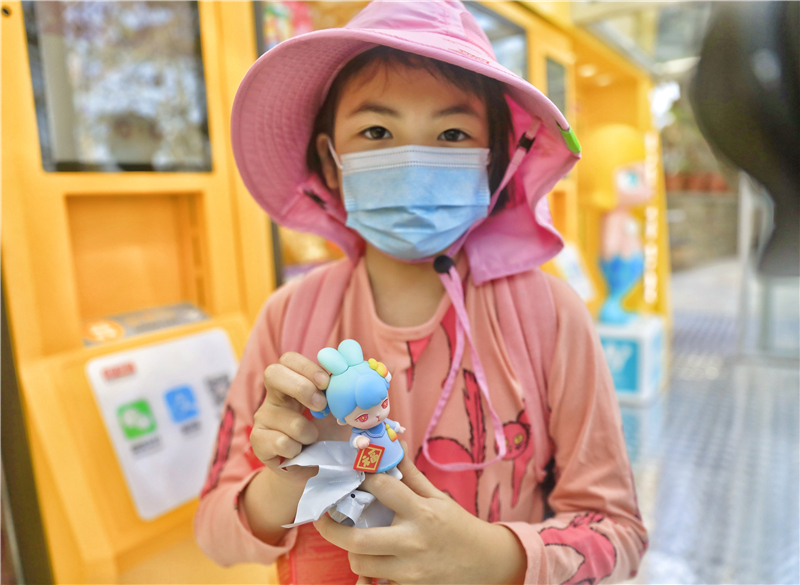 7、小朋友幸運獲“新年版”泡泡瑪特手辦