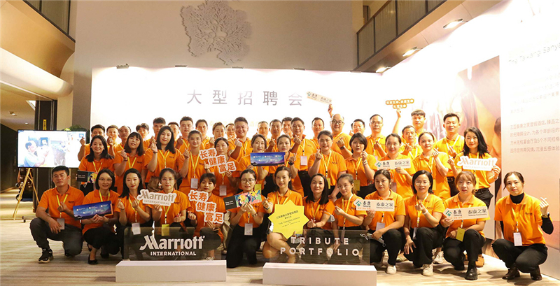 圖1 酒店總經(jīng)理沈胚明先生率酒店籌備團隊投入招聘會現(xiàn)場