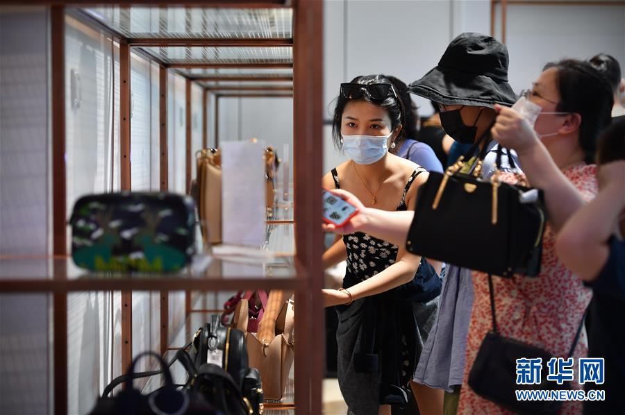 （經(jīng)濟）（4）海南免稅購物火爆