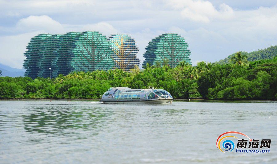 三亞河上的動(dòng)力觀光船。南海網(wǎng)記者 沙曉峰攝.jpg